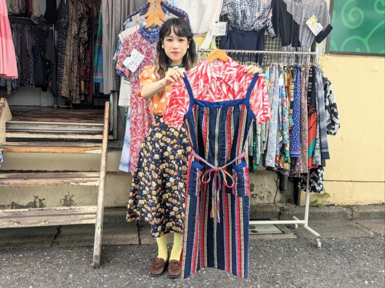 ワンピース5390円。半袖シャツ3300円。方向性の違う柄でメリハリを付けるのが基本。