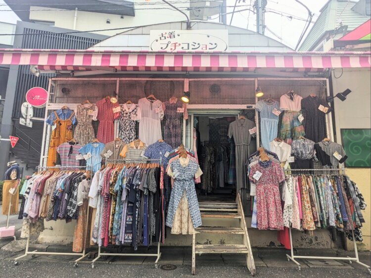 昭和ならではの色柄、デザインの洋服が店内のみならず、店先にも並ぶ。