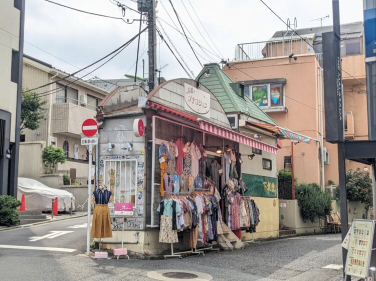 『プチコション本店』。六叉路の一角にある古い建物で営業中だ。