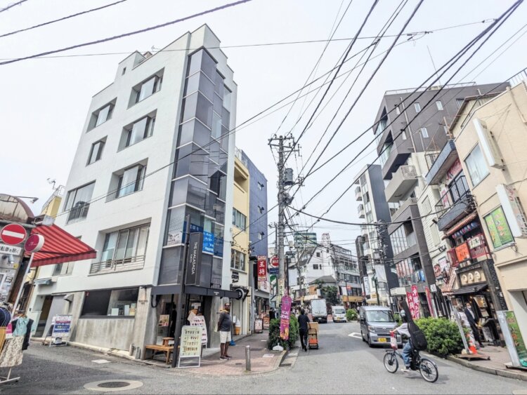 下北沢南口商店街を南進すると六叉路に出て、そのまま行くと下北沢と三軒茶屋を結ぶ茶沢通りにぶつかる。
