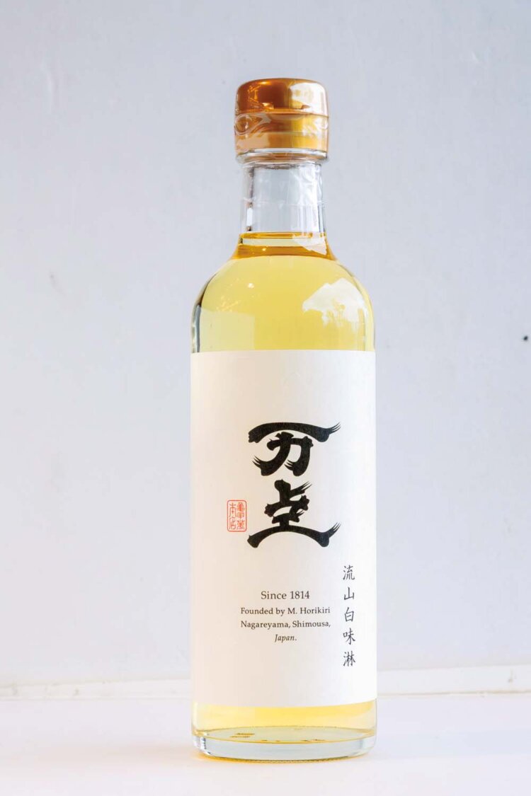 万上白味淋1100円。瓶入りで贈り物にもおすすめ。