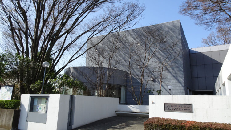 周囲は武蔵野の雑木林をイメージした木々が残る。