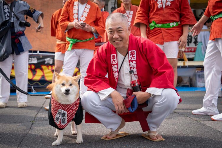 築地六丁目会の看板犬、大佐くんと。