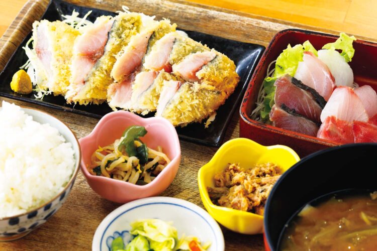 ほかにないアジのレア食感たるや！ 生アジフライ定食1580円（ランチ価格）。