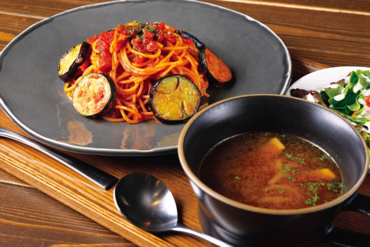 プッタネスカ1100円。＋300円でサラダと日替わりスープが付けられる。