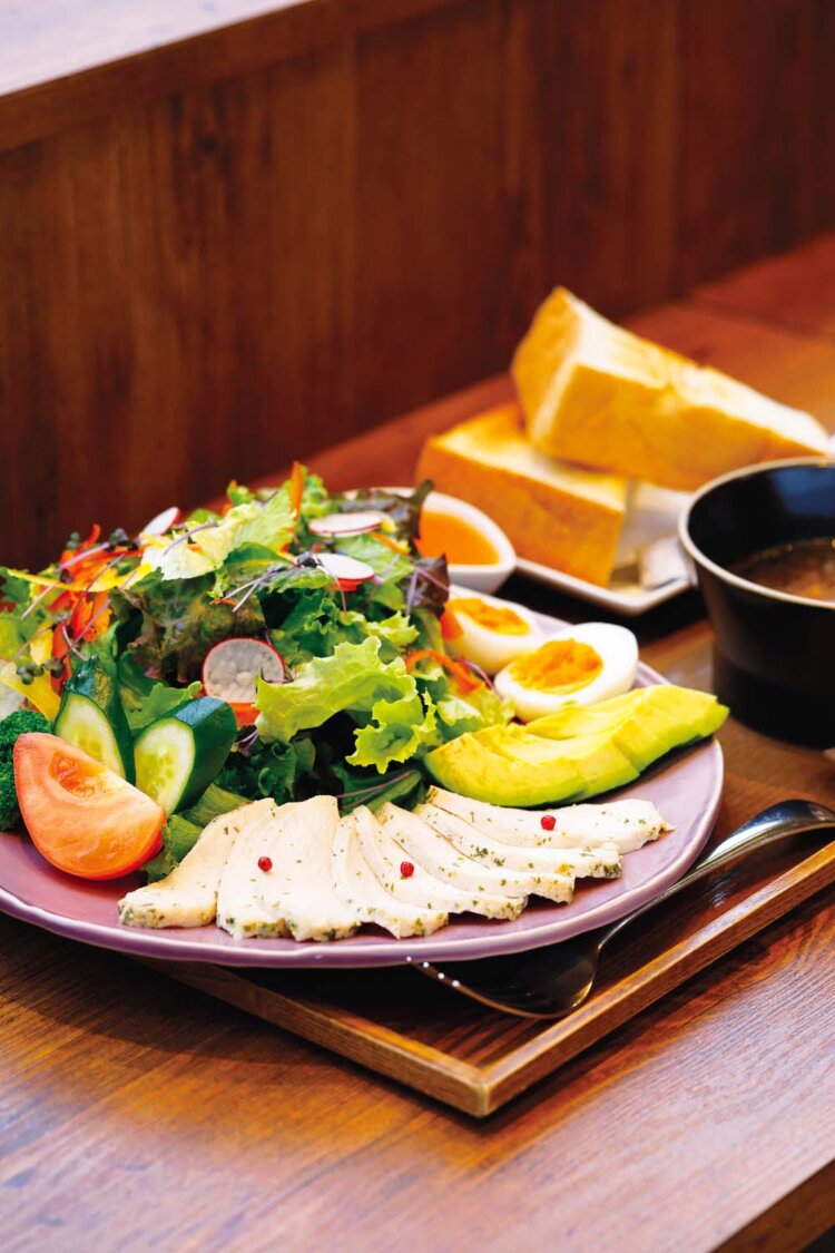 サラダチキンプレート1480円は、日替わりスープとパントーストもセットに。