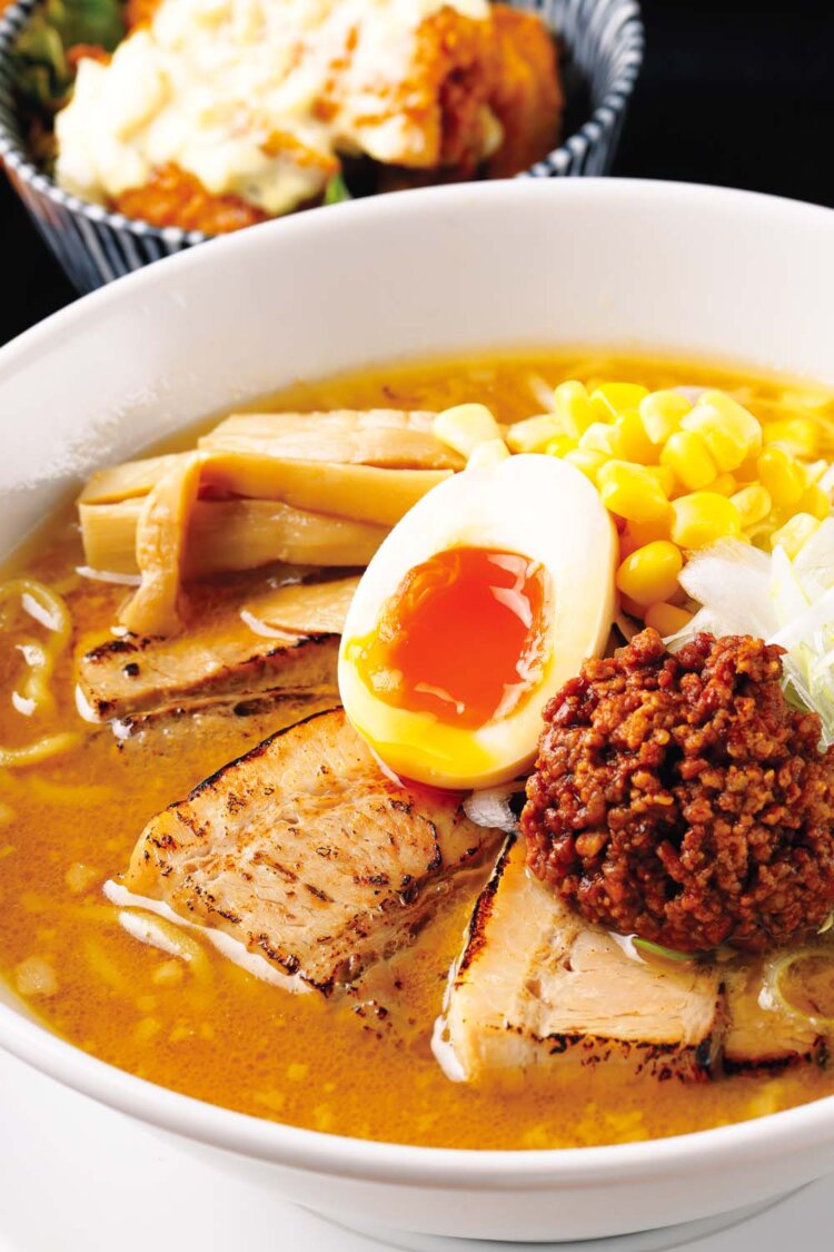 鳥おやじの味噌ラーメン全部のせ1420円。