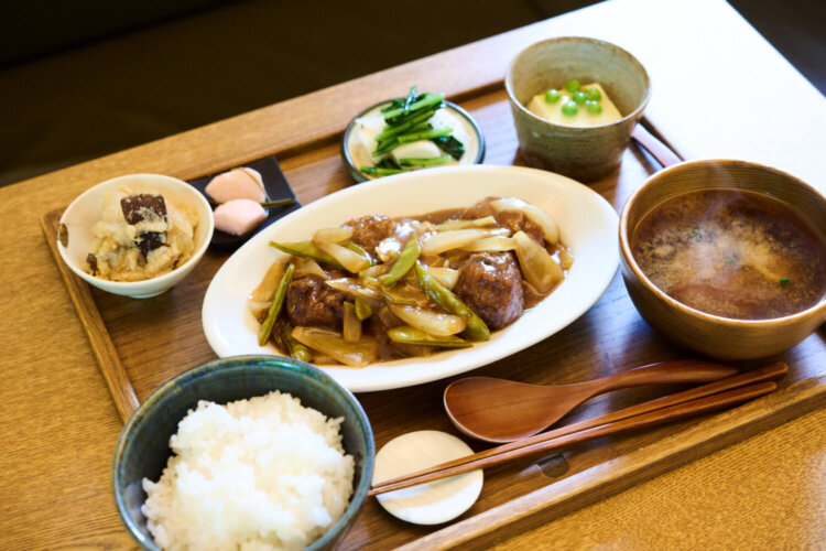 『だだ食堂』の週替わり定食2900円 （前後）は肉か魚のメインを選べる。自社農園で育てた野菜やお米、たくさんの小鉢がお盆に並ぶ。もちろん地下セラーで選んだワインやビールを飲んでもよし。