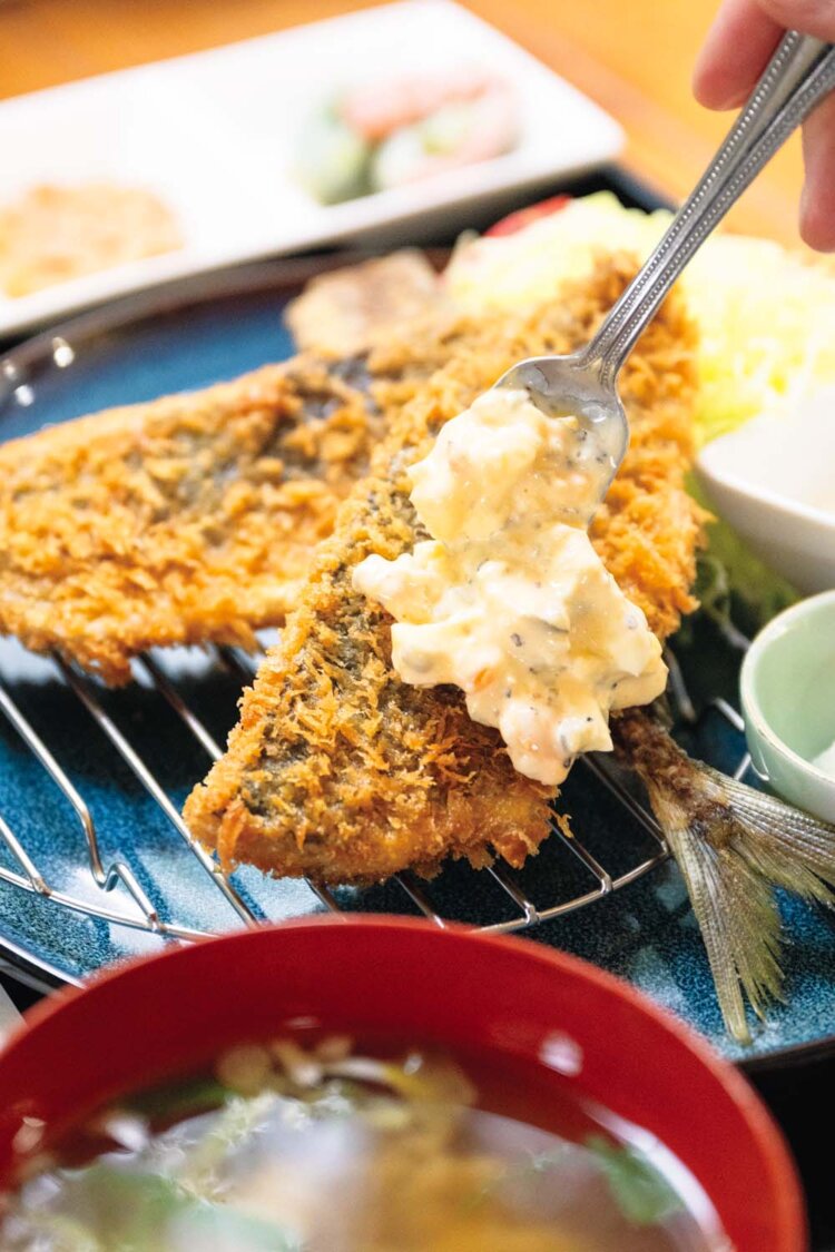 アジフライ定食2200円（骨せんべい、副菜、味噌汁、デザート付き）。卵を自分でくずして作るタルタルもおいしい！