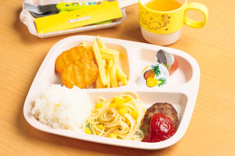 お子様らんち770円のハンバーグは、ケチャップで。