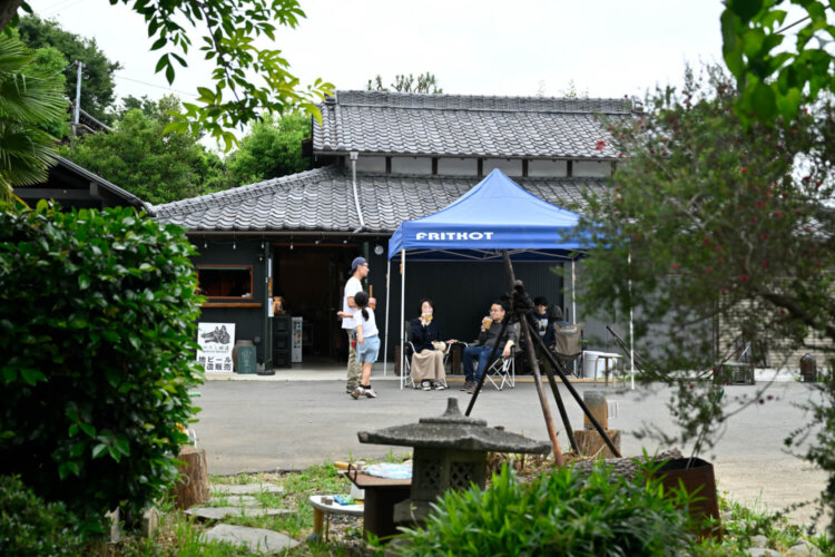 畑と森に囲まれた農家の庭先にある醸造所併設のタップルーム。開放感があって心地いい。