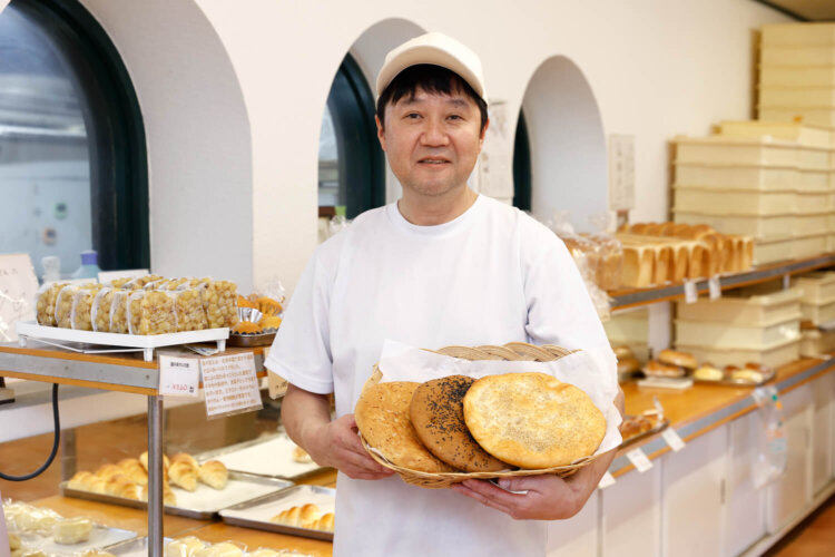 3種類の「ピーターパン」を持つ厚志さん。いずれも毎日食べられるおいしさで200円～。