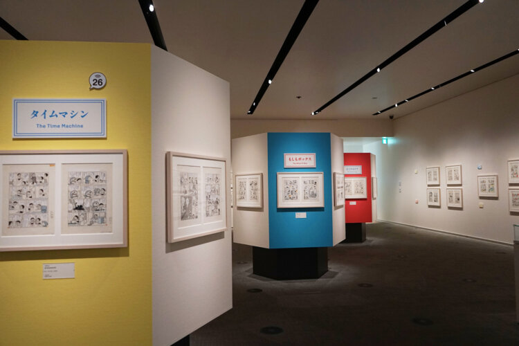 「タイムマシン」に「もしもボックス」など、ドラえもんのひみつ道具の代表格が描かれた原画を展示。 