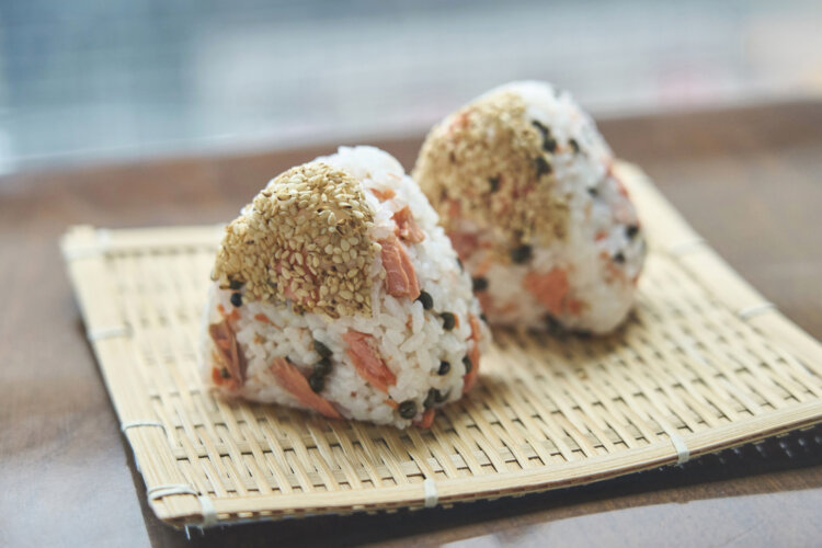 山椒の実の佃煮と紅鮭のおにぎり1つ300円。7月21日から1週間程度提供予定。