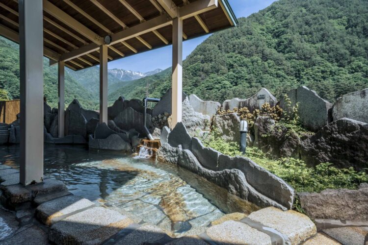 中央アルプスのダイナミックな山並みを仰ぐ日帰り温泉施設『早太郎温泉 こまくさの湯』（撮影＝平松マキ）。