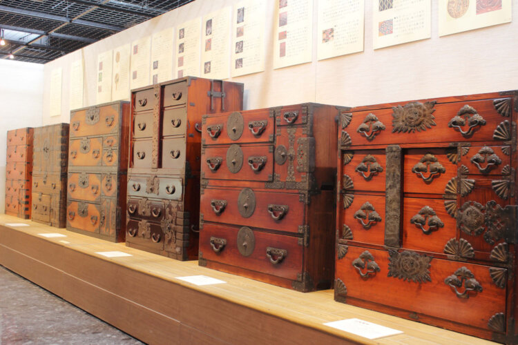 江戸時代から明治時代にかけての日本のタンスを展示するコーナーもある。