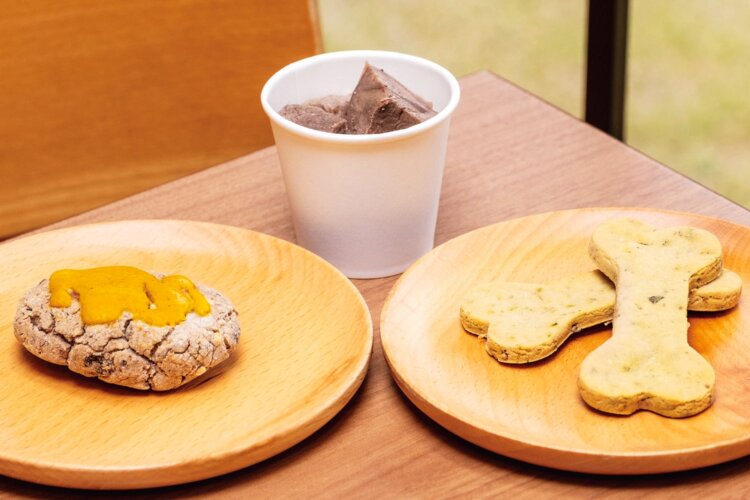 大好評の森のおにく150円（中央）などわんちゃんメニューも充実！