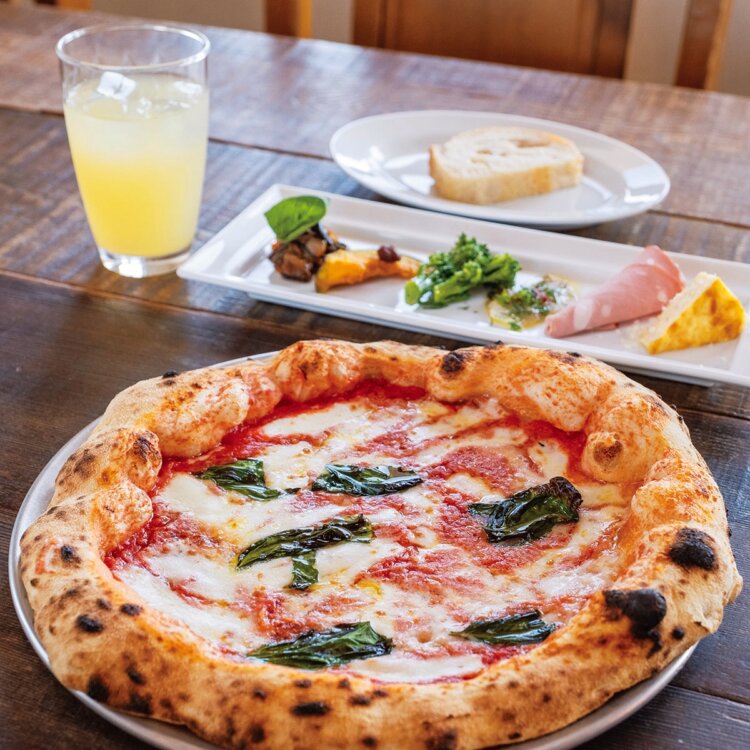食べ応えがありお得なランチのマルゲリータセット1400円。