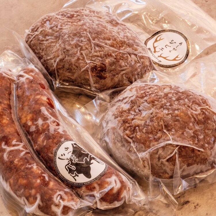 あしがらジビエの鹿ソーセージ2本入り1200円、鹿ハンバーグ1個980円〜。いずれも冷凍で販売。