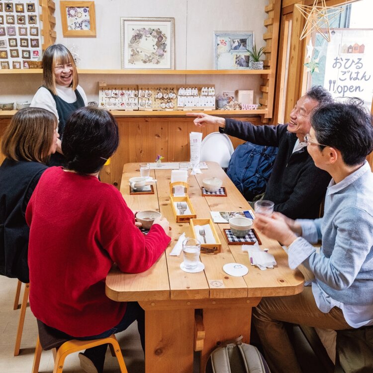 地元出身で店主の太田智子さん（左上）が加わると、笑顔の輪が自然と広がる。