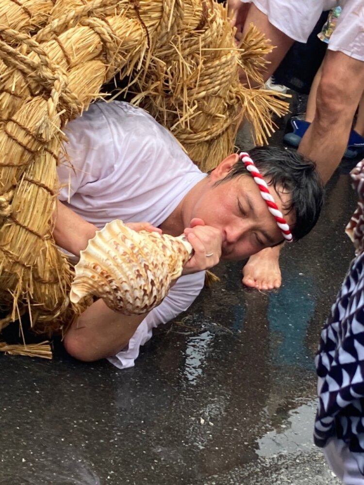 水を掛けられるたびに龍神役がほら貝を吹き鳴らす。