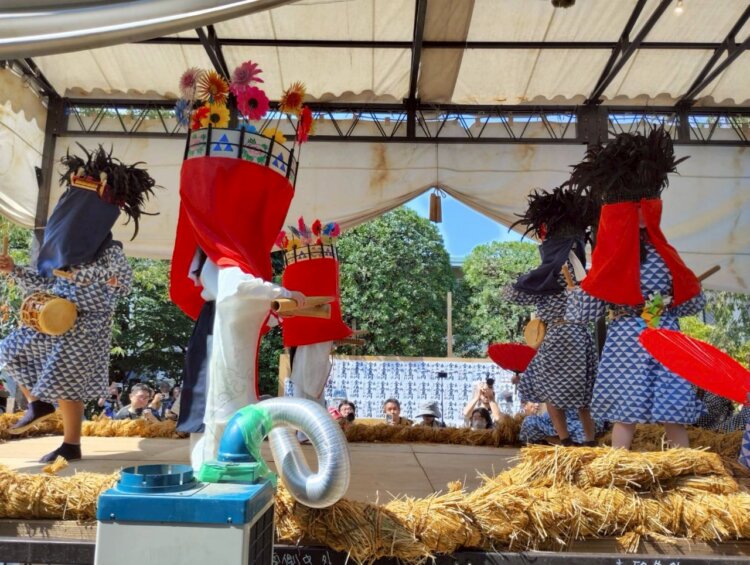 3匹の獅子に横笛（篠笛）と花龍（ささら）が伴奏につき、雨が止んだことを感謝して舞が奉納される。