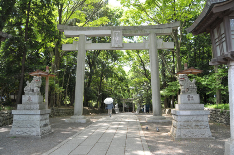 甲州街道から鳥居をくぐれば、清らかな空気が満ちる。