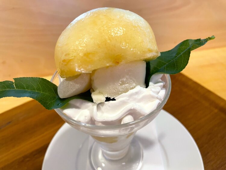 裏からのぞくと、白桃アイスときびだんごがちらり。