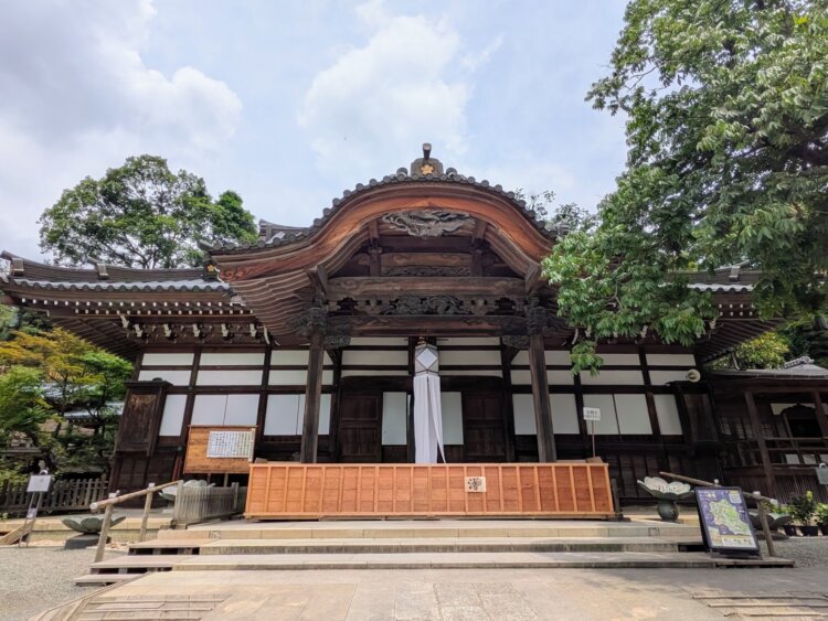 都内で浅草寺に次いで2番目に古いお寺といわれる深大寺。深大寺の名は水神と関係のある深沙大王に由来している。