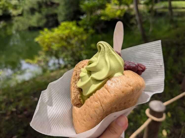 そば粉を使ったパンでソフトクリームをサンド！