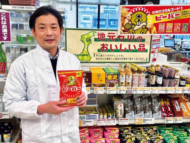 「地元石川のおいしい品」をお土産にどうぞ。鮮魚チーフの九千房 慶（くせんぼう けい）さんも太鼓判の地元食コーナー。
