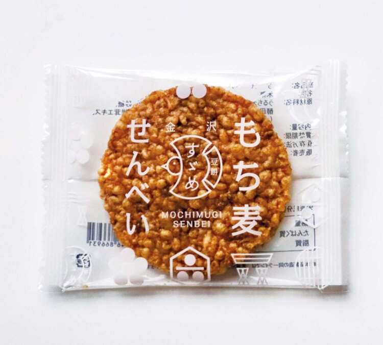 お土産に好評なのは「もち麦せんべい」。