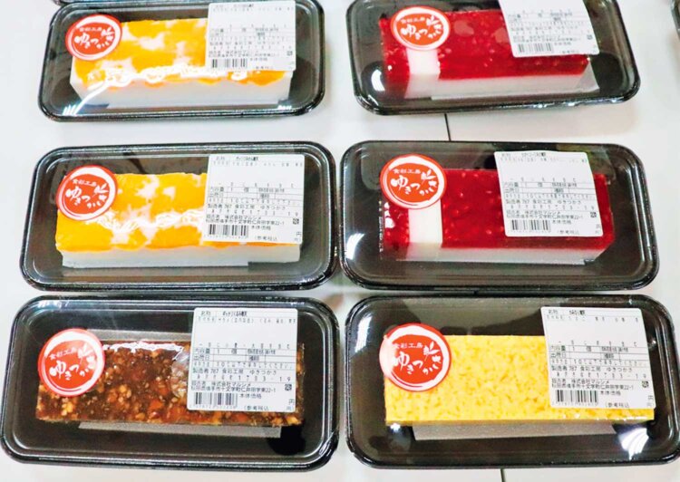 甘口のかきたま汁を固めたような「かみなり寒天」（右手前）など、なんでも寒天で固めてしまうのが秋田の食文化。「食彩工房ゆきつかさ」の手作り。