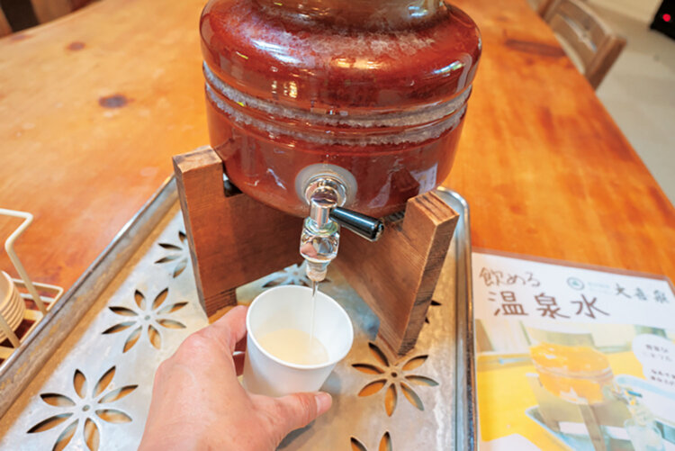 温泉は口に含むと炭酸味を感じる。
