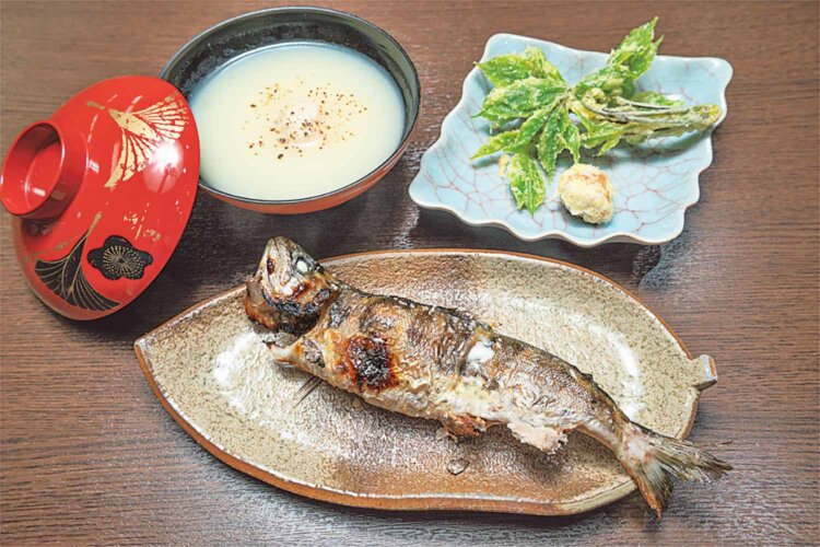 焼き物はアマゴの塩焼き、椀物は新じゃがと新玉ねぎのすり流し。山菜のほか、蜂蜜漬けの梅干しを天ぷらに。
