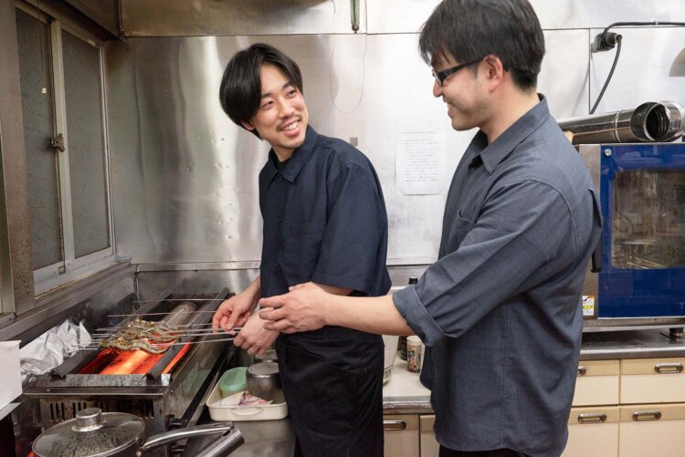 木澤さん（右）と一緒に料理を作る雄太さん。