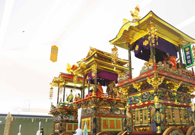 絢爛豪華な曳山3台を鑑賞できる『曳山展示館』。