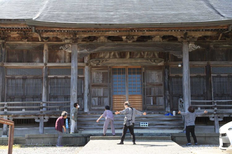 専能寺の前でラジオ体操。どこか幸せな風景。