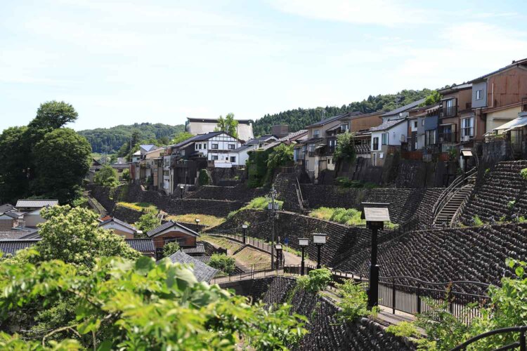 北側から町を望むと、井田川の氾濫を避け、高台に町を築いたことがわかる。