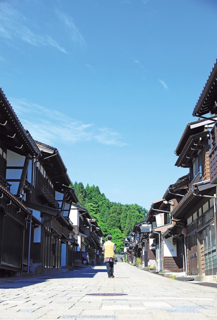 格子戸や白壁の町並みが続く諏訪町本通り。東から西へ向かって上がる坂の町で、「おわら風の盆」のメイン舞台でもある。