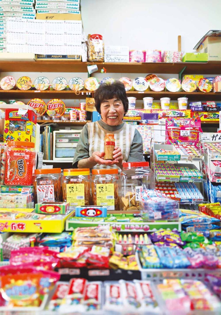創業約80年の『こどもや村井商店』を営む村井陽子さん・憲治さん夫妻。「店に来る常連の子の名前は、なるべく覚えるようにしているよ」。地元の子はみんなここの駄菓子で育った！