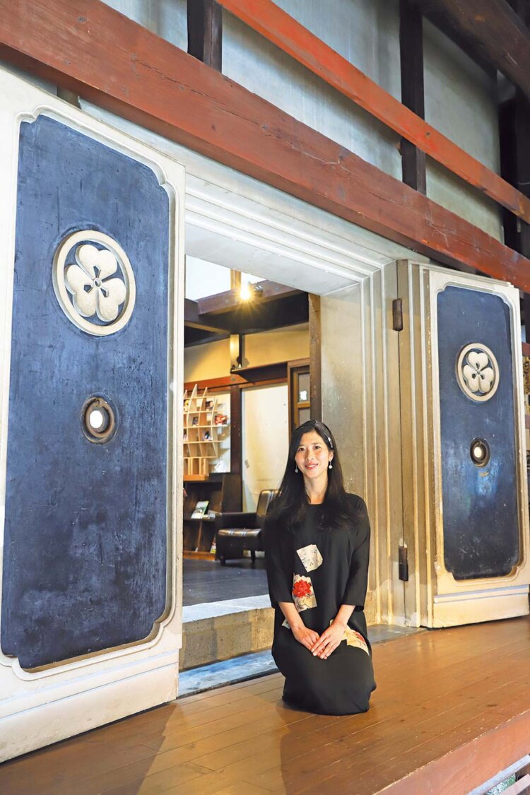 「蔵」は日曜にカフェ営業も。「⾚紫蘇ジュースやオリジナルブレンドを提供しています」と女将の原井さん。