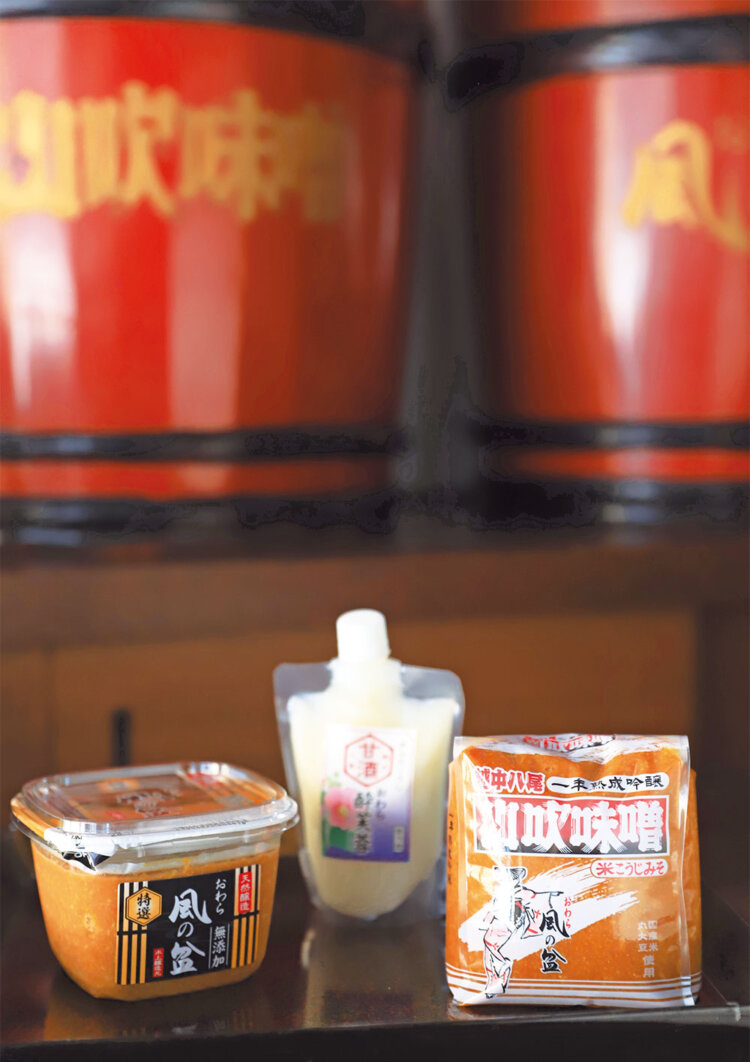 無添加味噌 特選おわら風の盆680円、定番の越中山吹味噌1㎏600円。甘酒はその場で飲む場合、紙コップ一杯300円で提供。