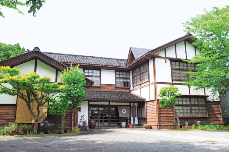 館内には、国内外の紙を用いた調度品や生活用品を展示する和紙文庫を併設。