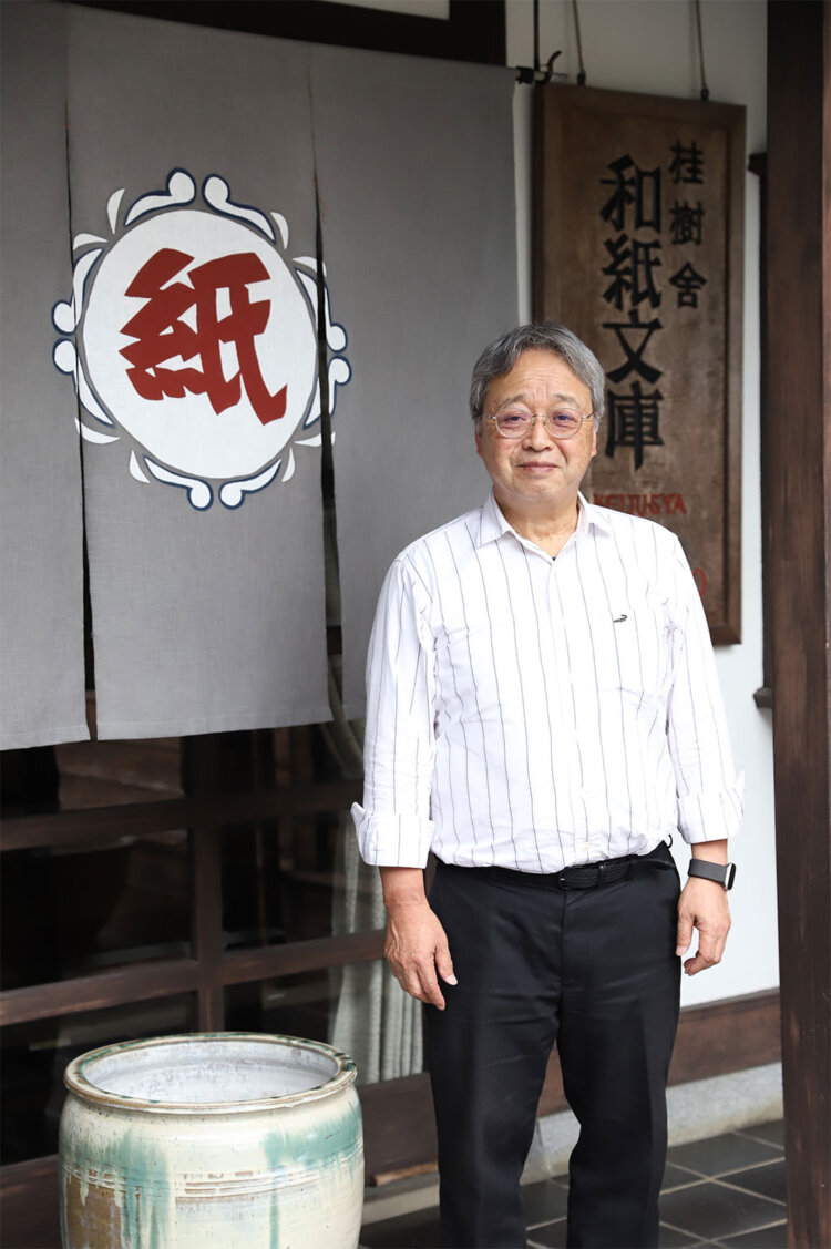 「事前予約で紙漉き体験も受け付けています」と『桂樹舎』代表の吉田泰樹さん。