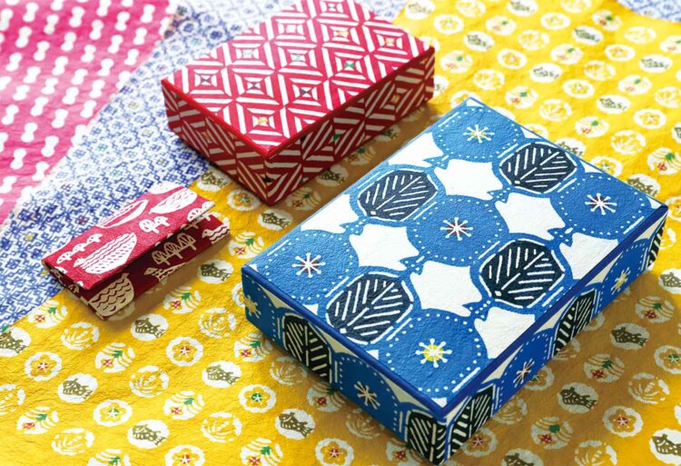 八尾和紙の型染めが味わい深い『桂樹舎』のはがき箱（手前）5280円など。