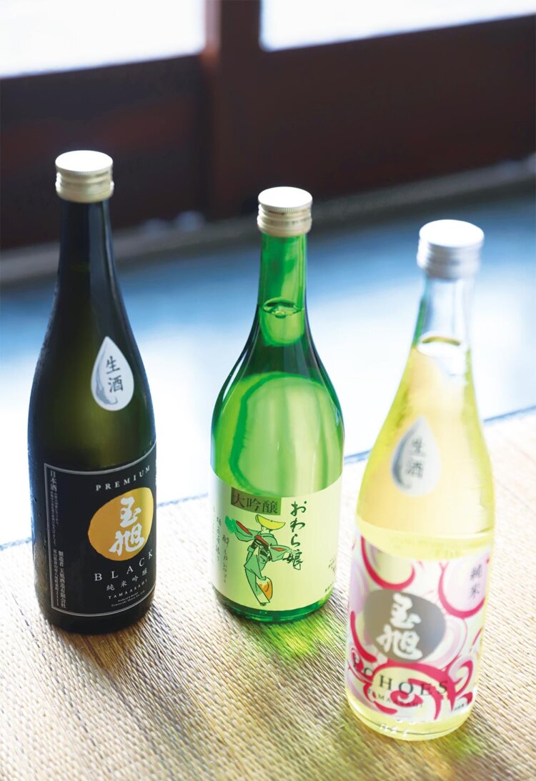 純米吟醸 玉旭 BLACK2200円、大吟醸おわら娘2530円（各720ml）。