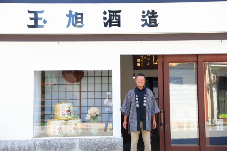 「立山連峰の雪解け水の伏流水で仕込んでいます」と13代目の玉生さん。