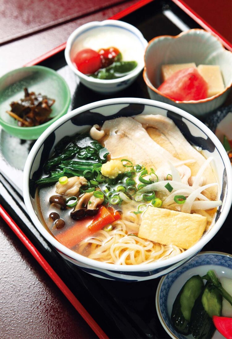 やわらかな八尾クリーンポークが覆う、豚おうどん御膳1900円。ミニトマトの呉羽（くれは）キャンディなど富山の食材を多用。うどんは冷・温を選べる。
