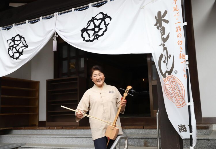 「散策の休憩にそばようかんや水出し玉露をぜひ」と、店を営む本宮京子さん。